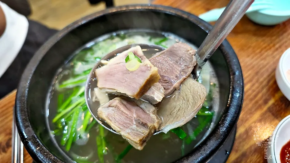 맑은 국물의 로만국밥 건더기