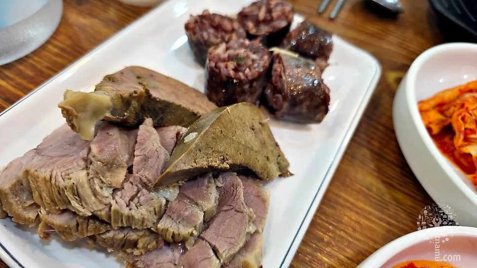 로만식당 수육정식 상차림