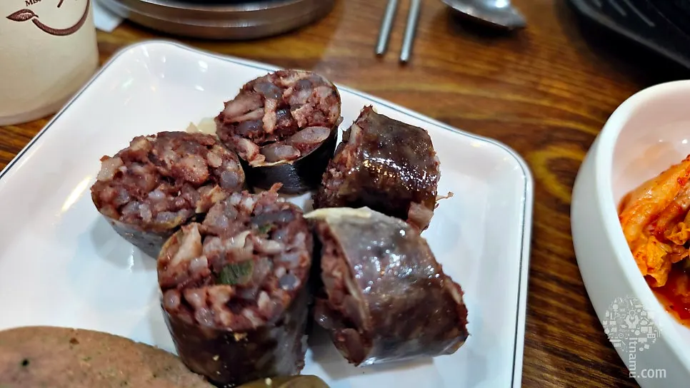 수육정식에 나온 고기 접시