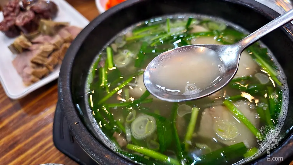 로만식당 돼지국밥 국물 클로즈업