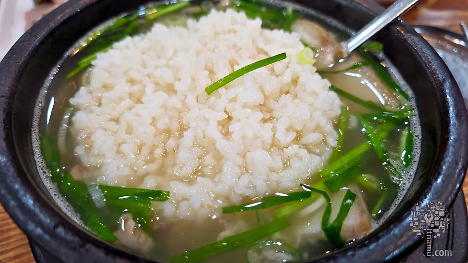 수저로 뜬 돼지국밥 고기