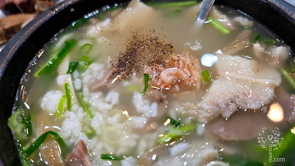 돼지국밥과 곁들임 반찬