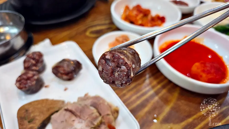 접시에 담긴 순대와 머리고기
