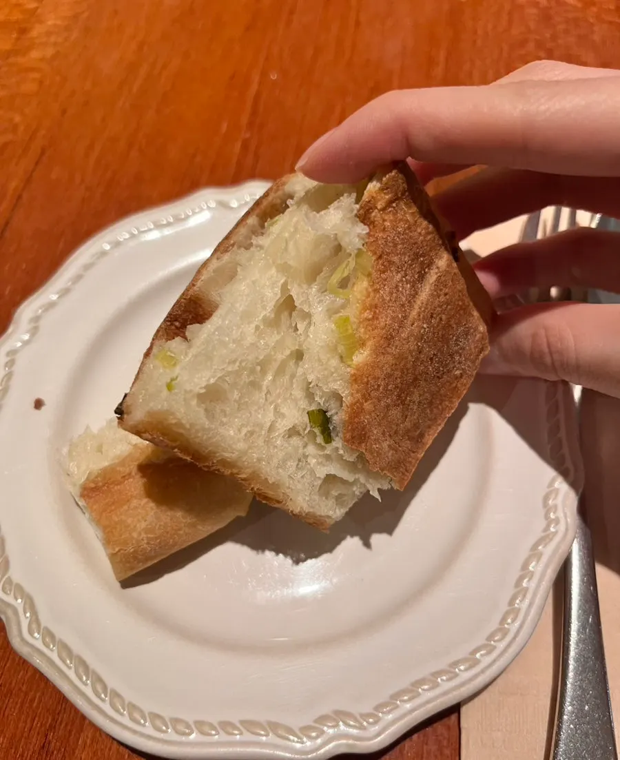 올리브 조각이 박힌 치아바타 식전빵 단면