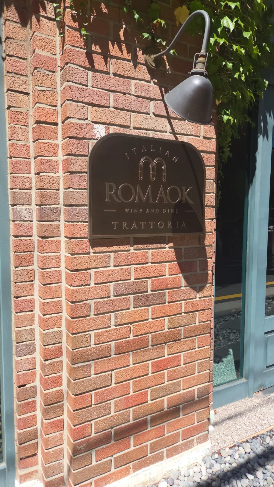 Classic exterior of the Romaok Dogok building
