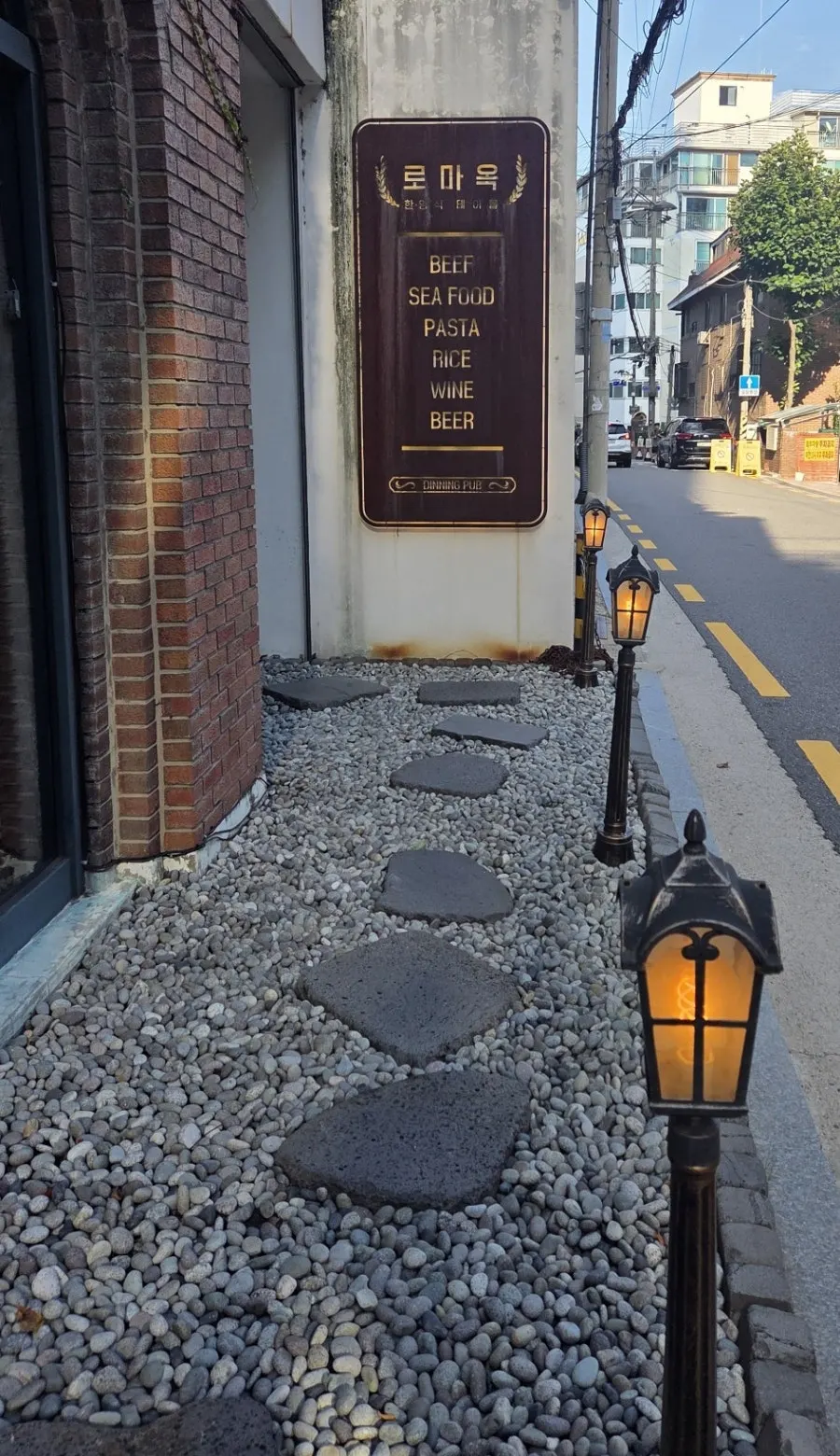 Pintu masuk restoran bersuasana lorong Eropah
