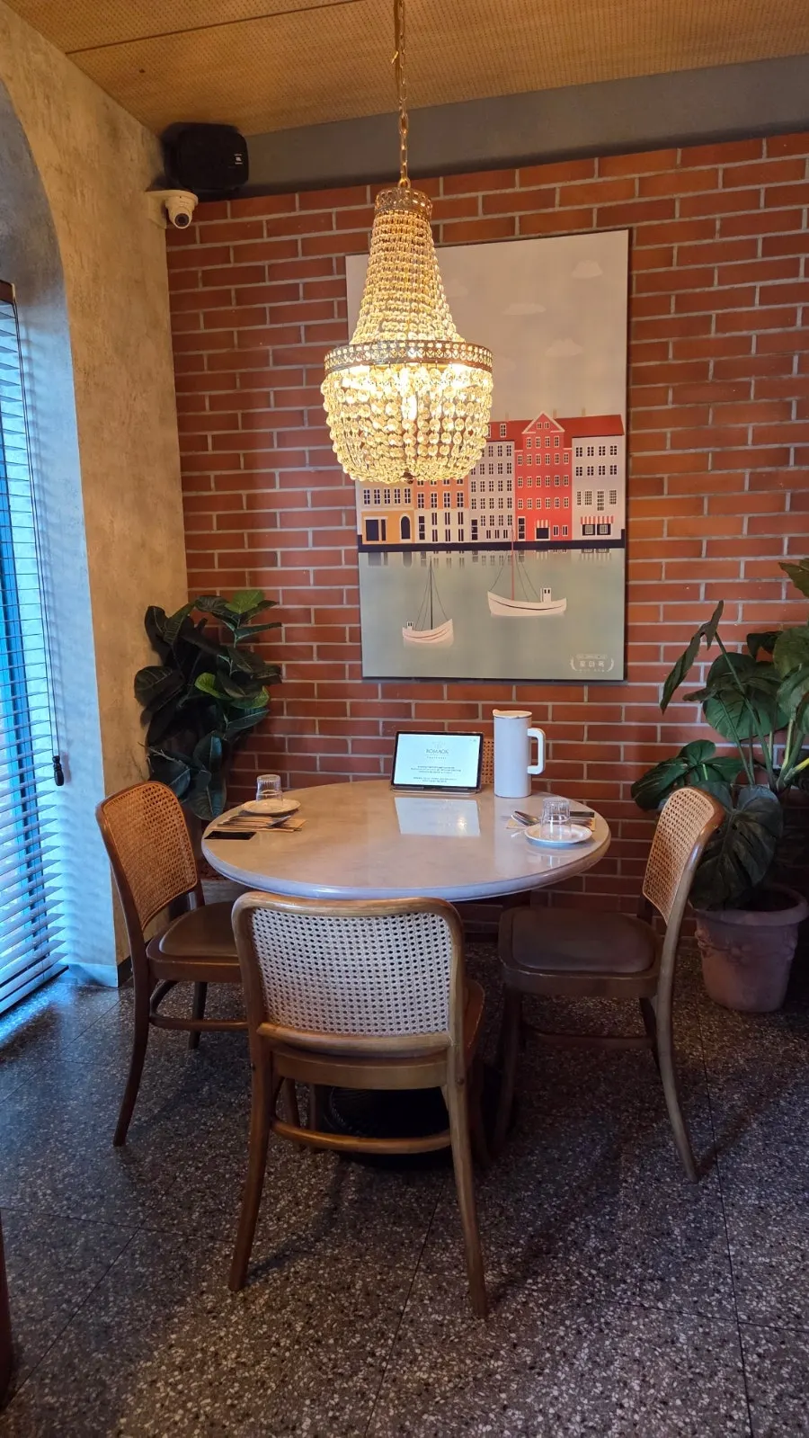 Gambar menegak ruang menunggu restoran