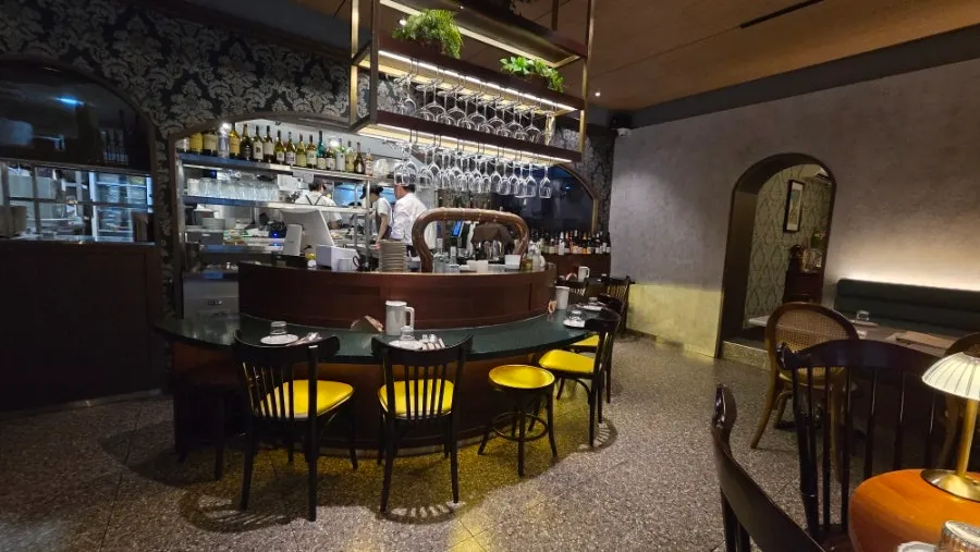 Bar table dan rak wain