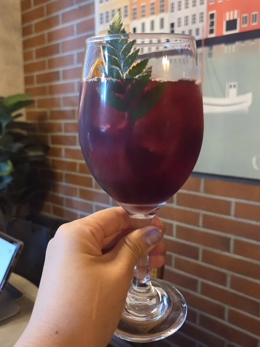 Gelas minuman di atas meja