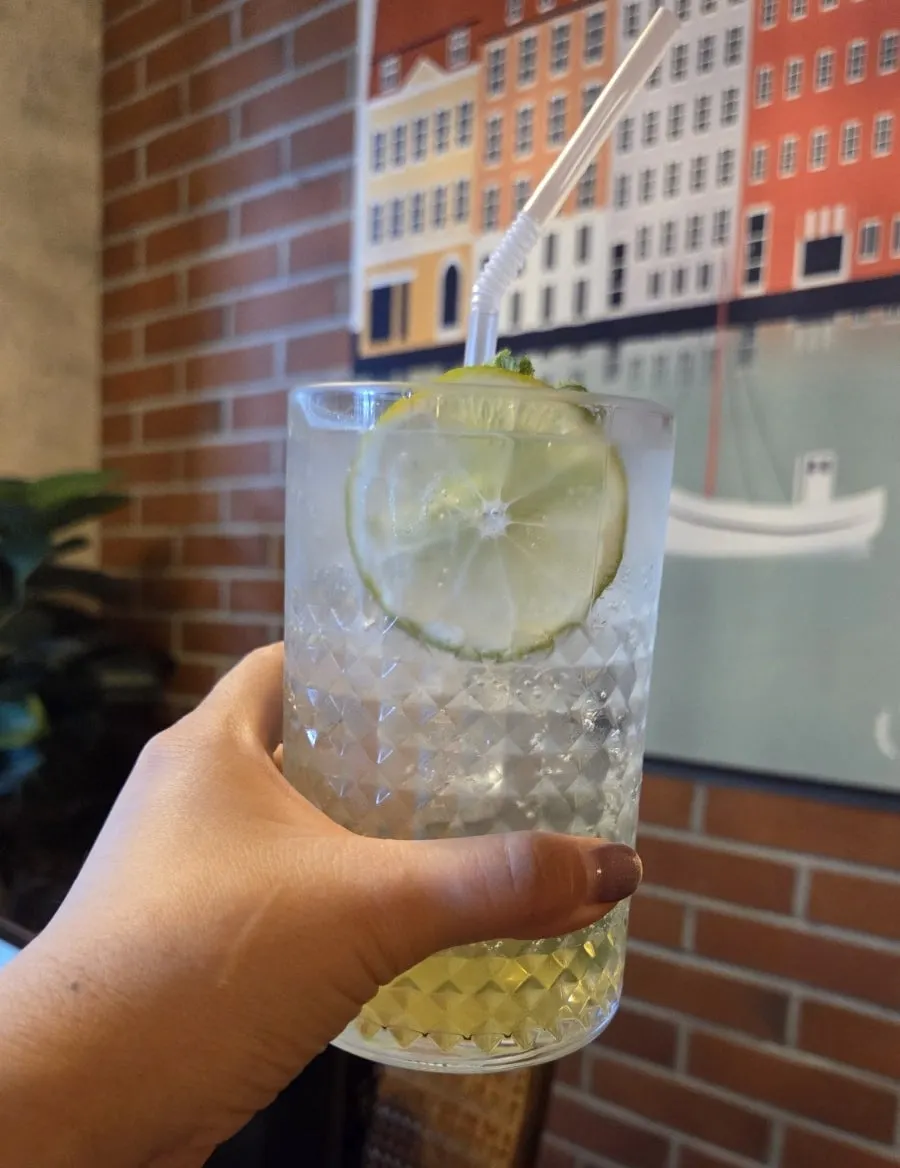 Close-up lime mojito