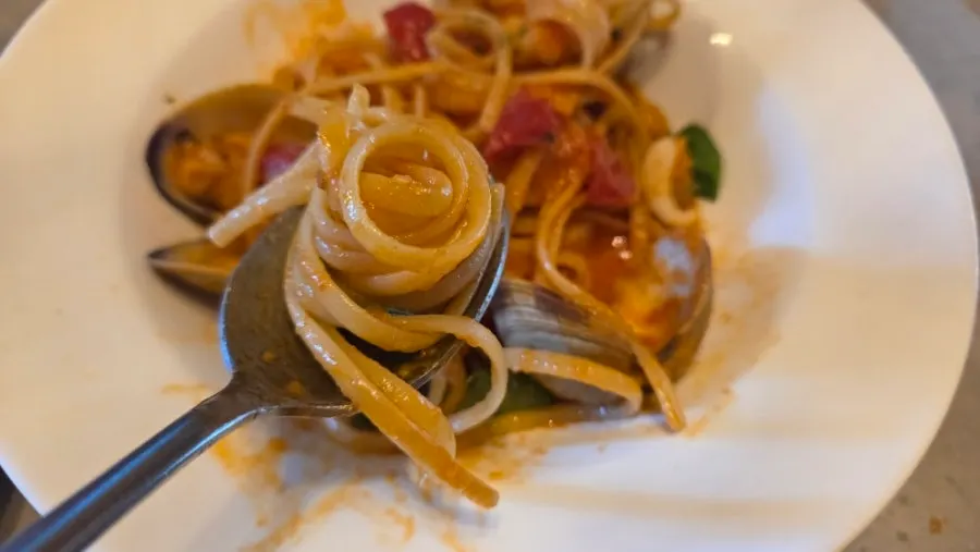 Mee linguine dengan sos tomato