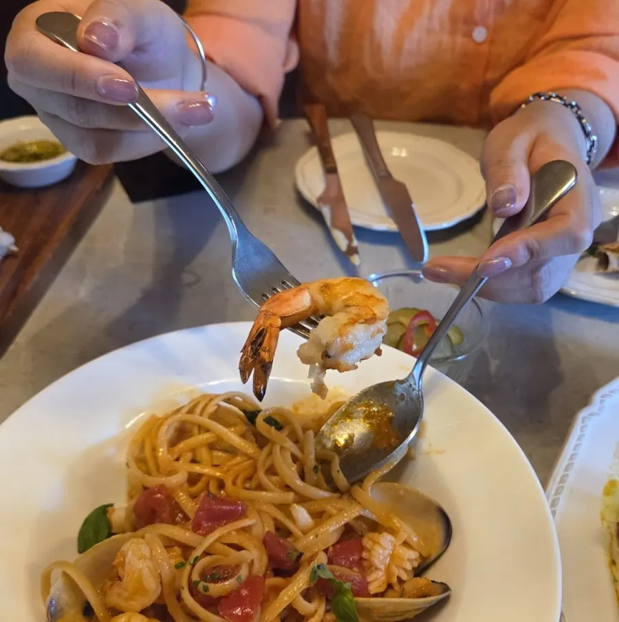 Pasta seafood dililit pada garpu