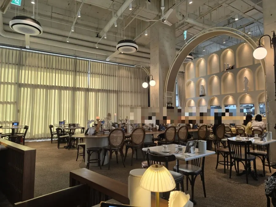 Romaok Magok seating with wide table spacing