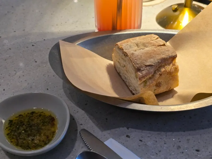 Pre-meal bread served with olive oil at Romaok