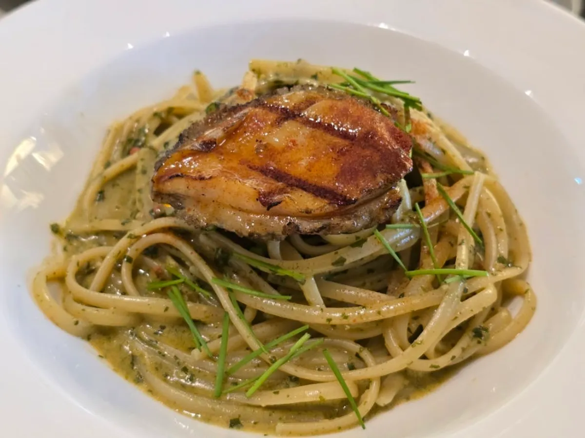Romaok abalone-geou pasta topped with large abalone pieces