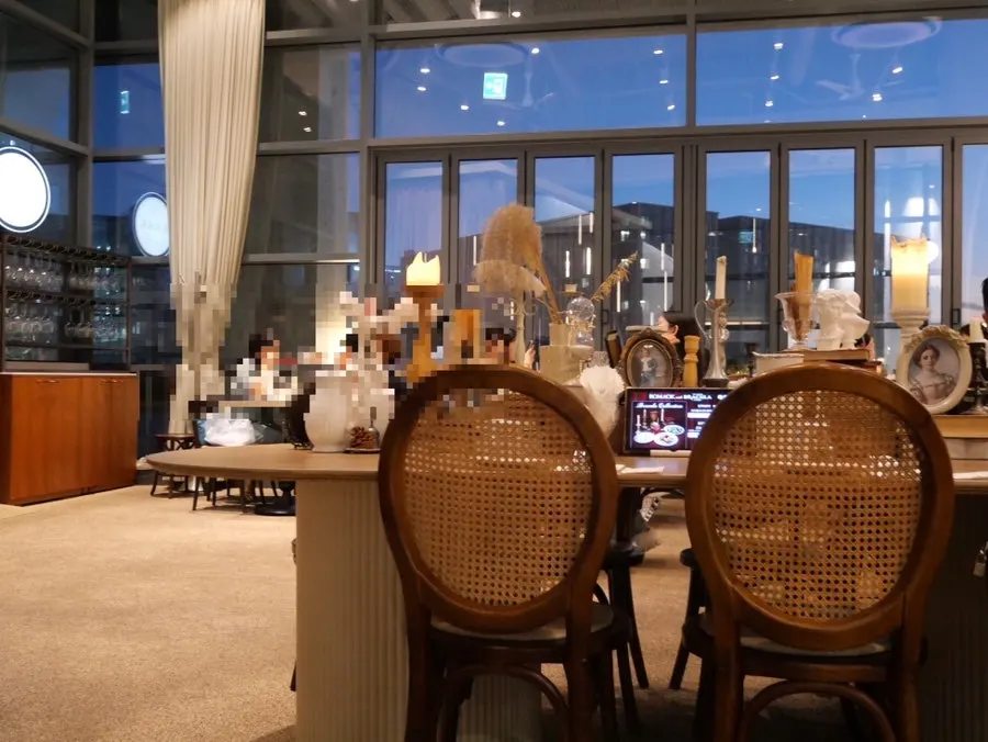 Interior of Romaok Magok with its grand atmosphere