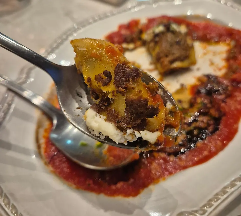 Plating of the round-shaped lazagna roll