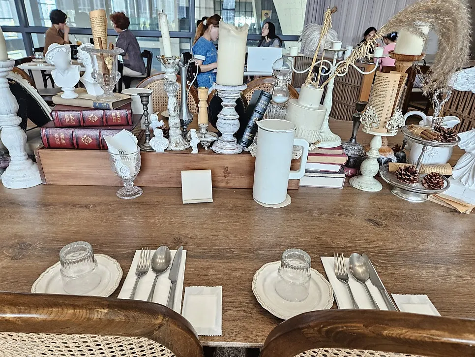 높은 층고와 아치 구조의 로마옥 마곡 내부