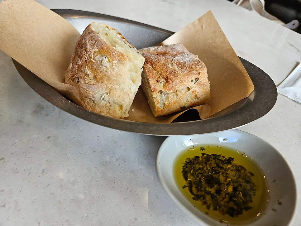 올리브오일에 찍어 먹는 대파 치아바타