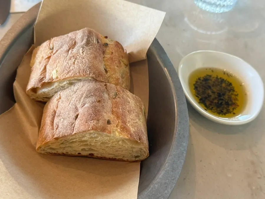 Pre-meal bread served with olive oil at Romaok