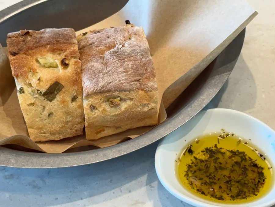 Pre-meal bread and gambas oil at Romaok Magok