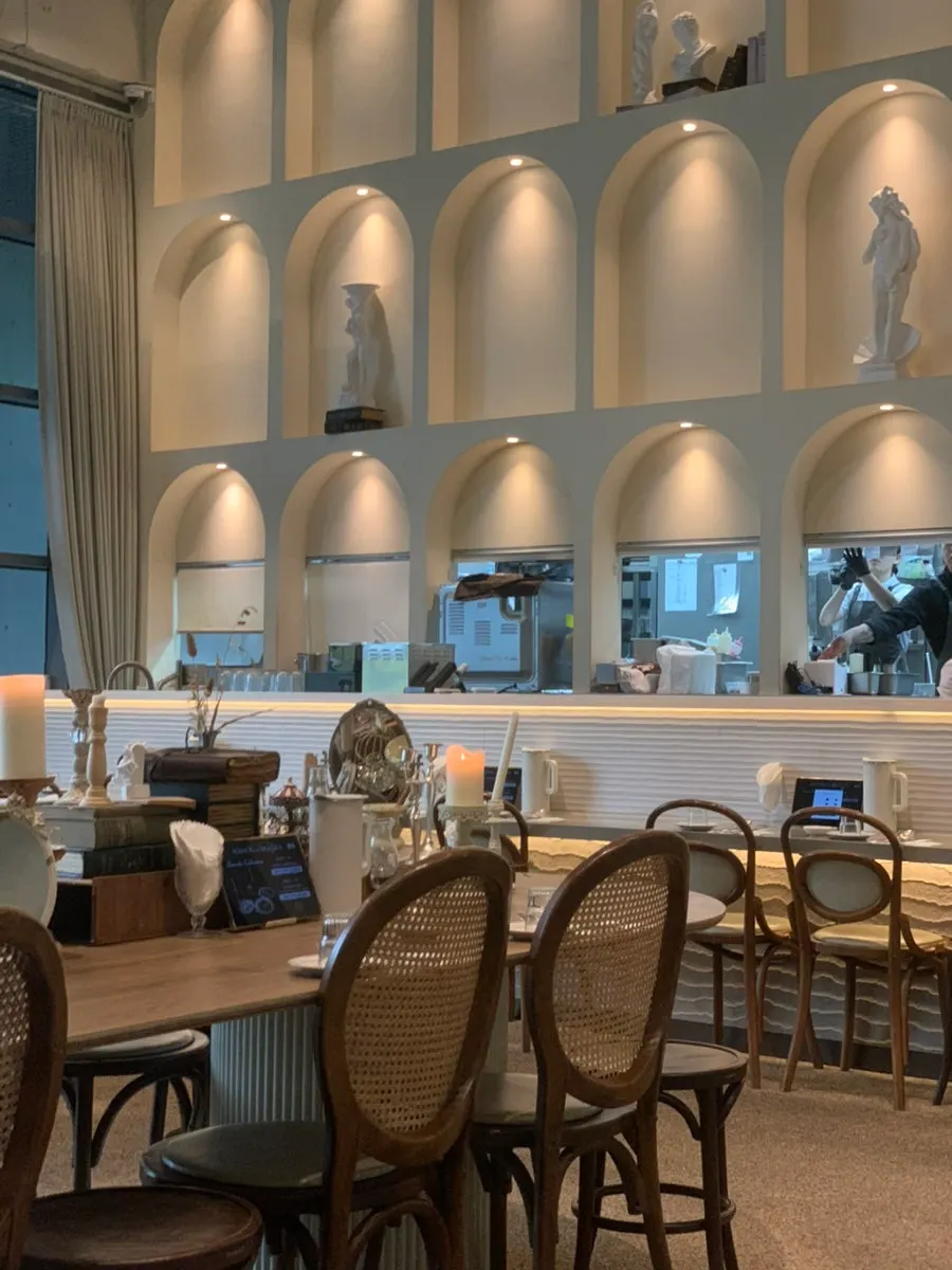 Interior reminiscent of the Colosseum at Romaok