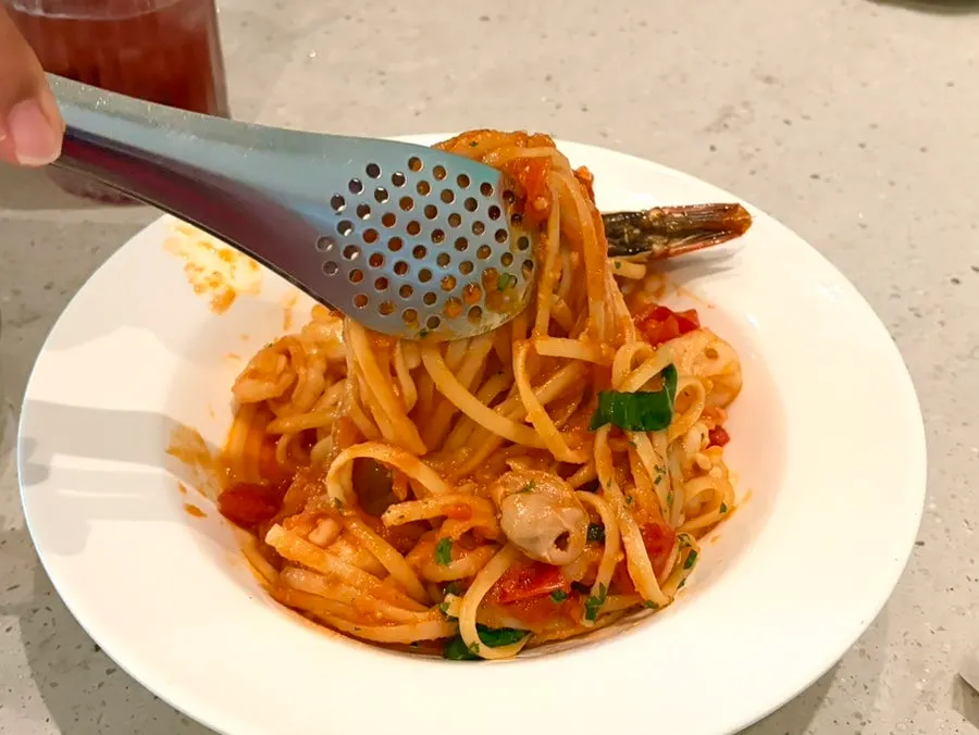 토마토 소스 해산물 파스타 한 접시