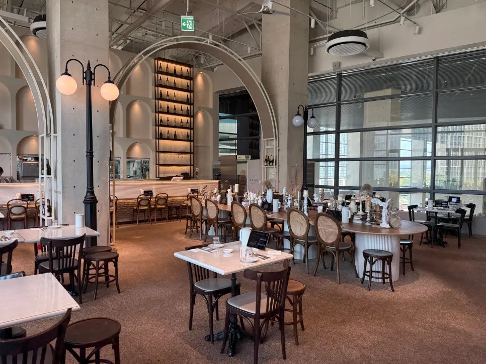 Open, airy dining hall at Romaok Magok with floor-to-ceiling windows