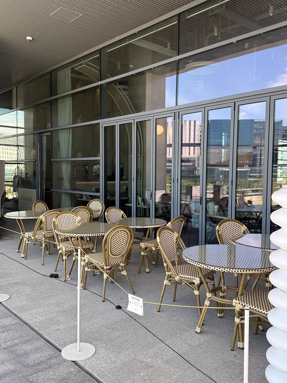 Group seating and table layout at Romaok Magok