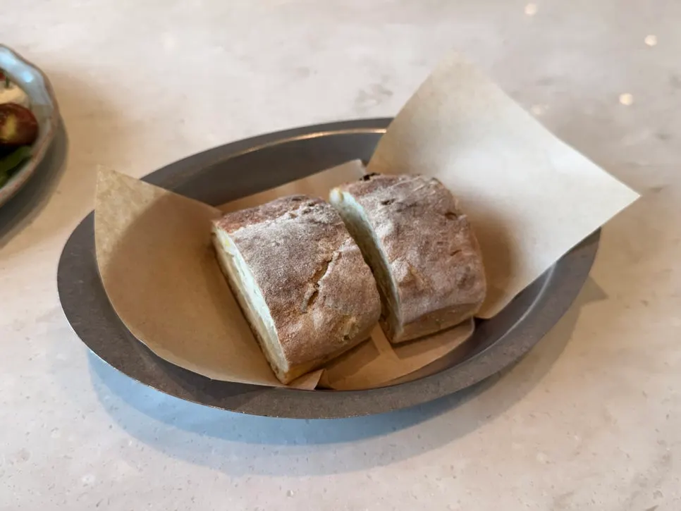 Two pieces of pre-meal bread with oil sauce at Romaok Magok