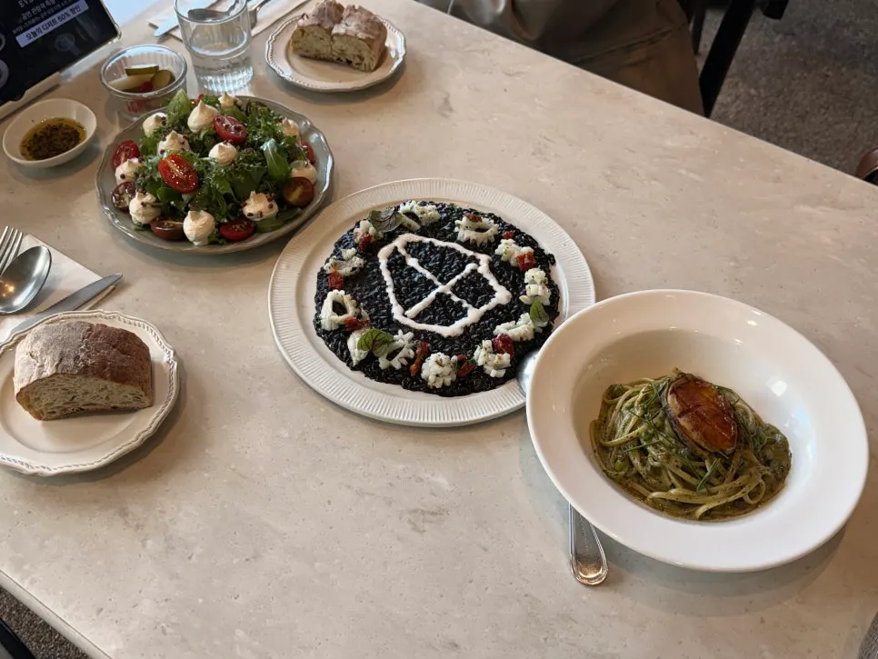 Romaok Magok table set with the full meal served at once