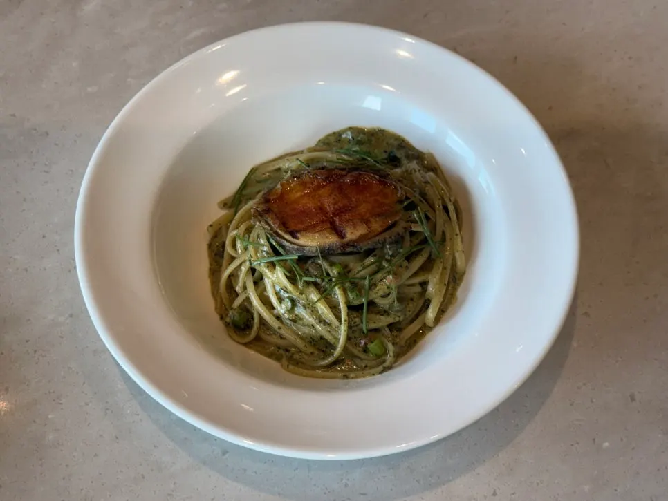 A plate of Romaok Magok's abalone geou pasta