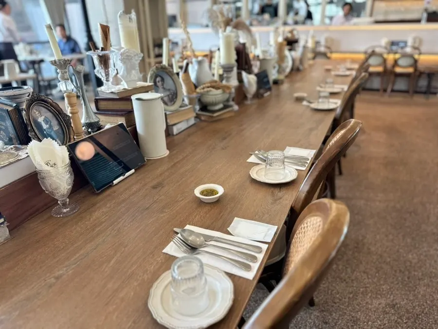 The single-row layout of the Signature Lounge table