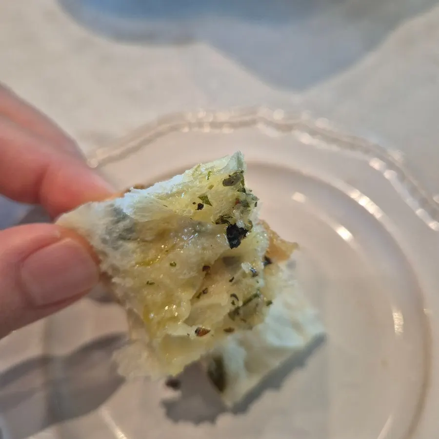 허브오일에 찍어 먹는 대파 치아바타