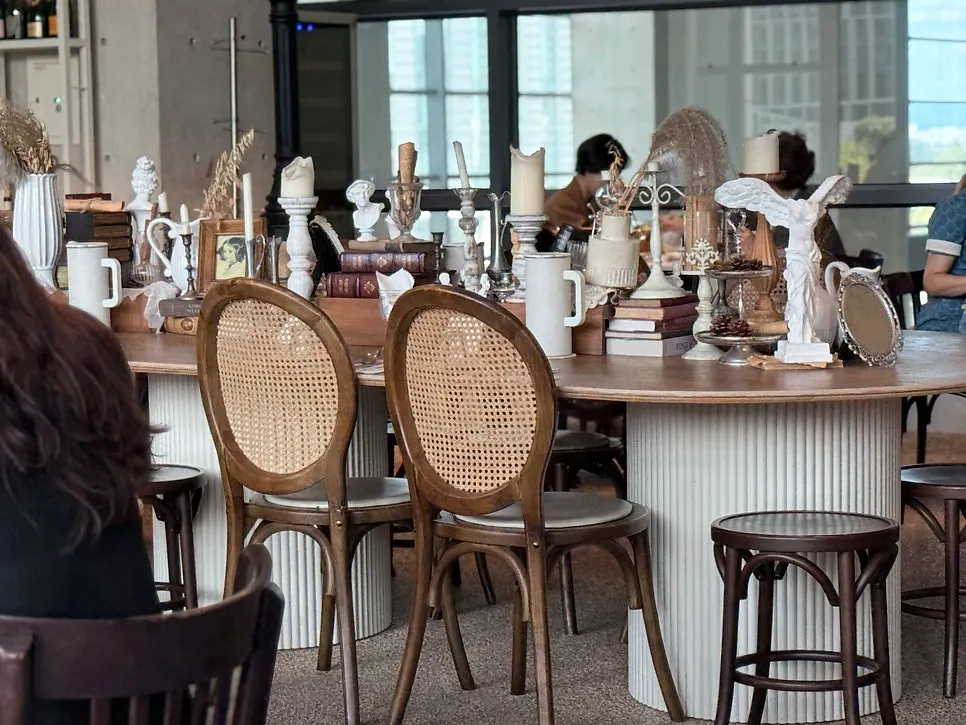 Widely spaced tables and floor-to-ceiling windows at Romaok Magok