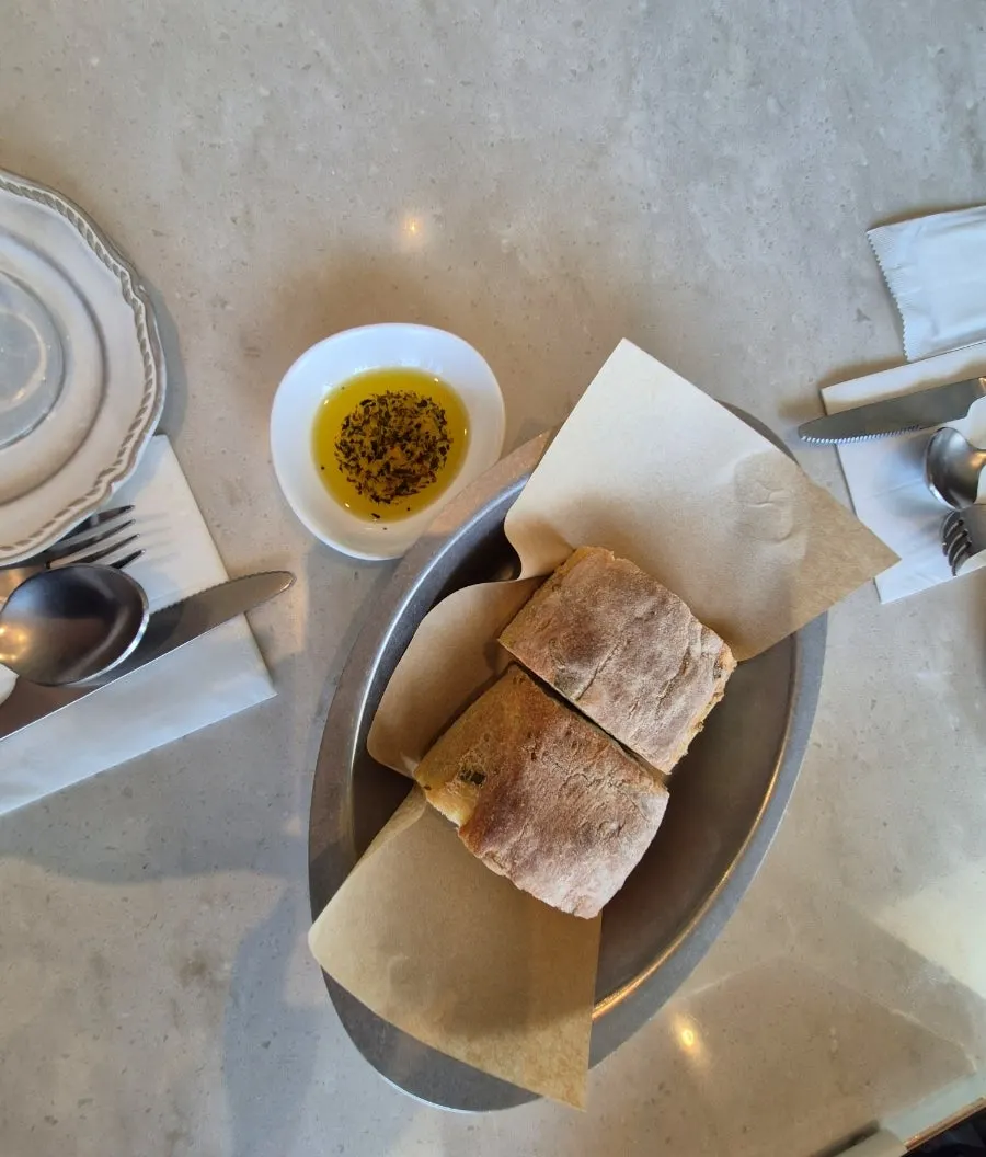 Pre-meal bread being served at Romaok Magok