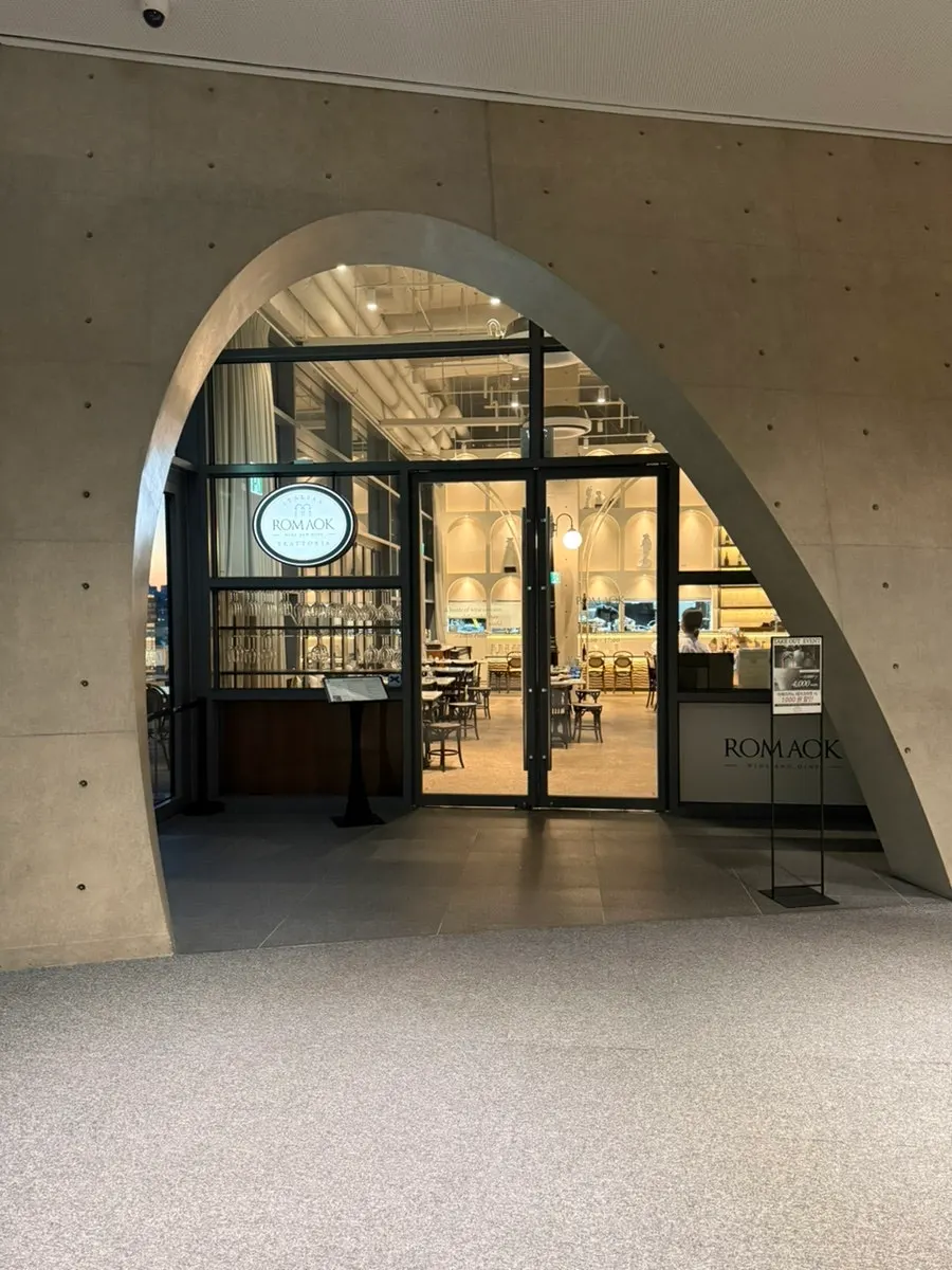 Ando Tadao-designed space with natural light and lighting in harmony
