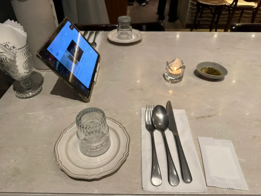 Table seating at Romaok Magok with tablet ordering