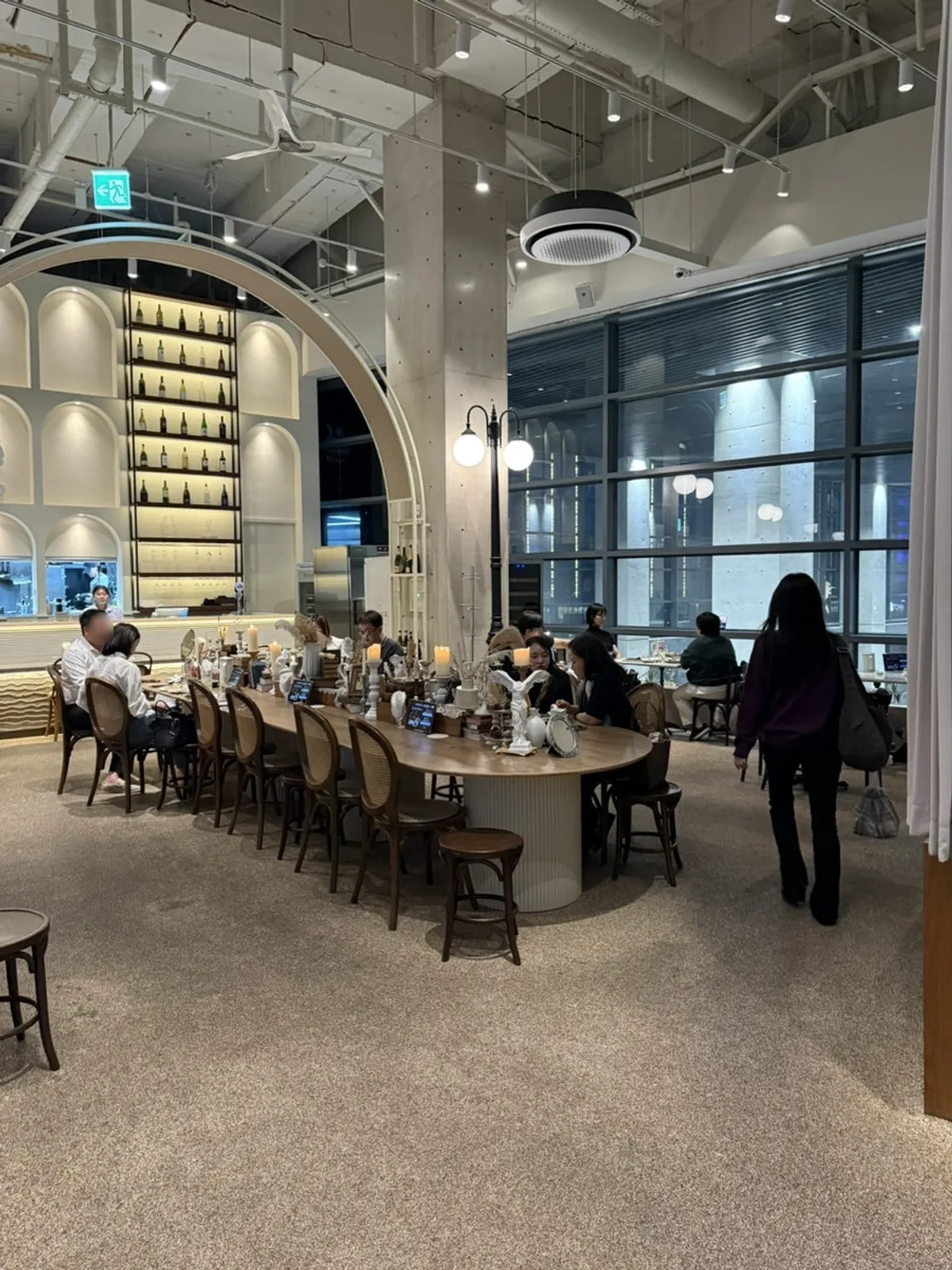Round tables and lighting inside Romaok Magok