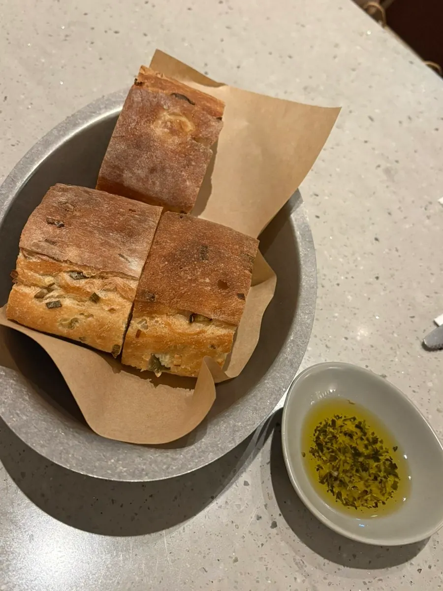Pre-meal focaccia bread at Romaok Magok