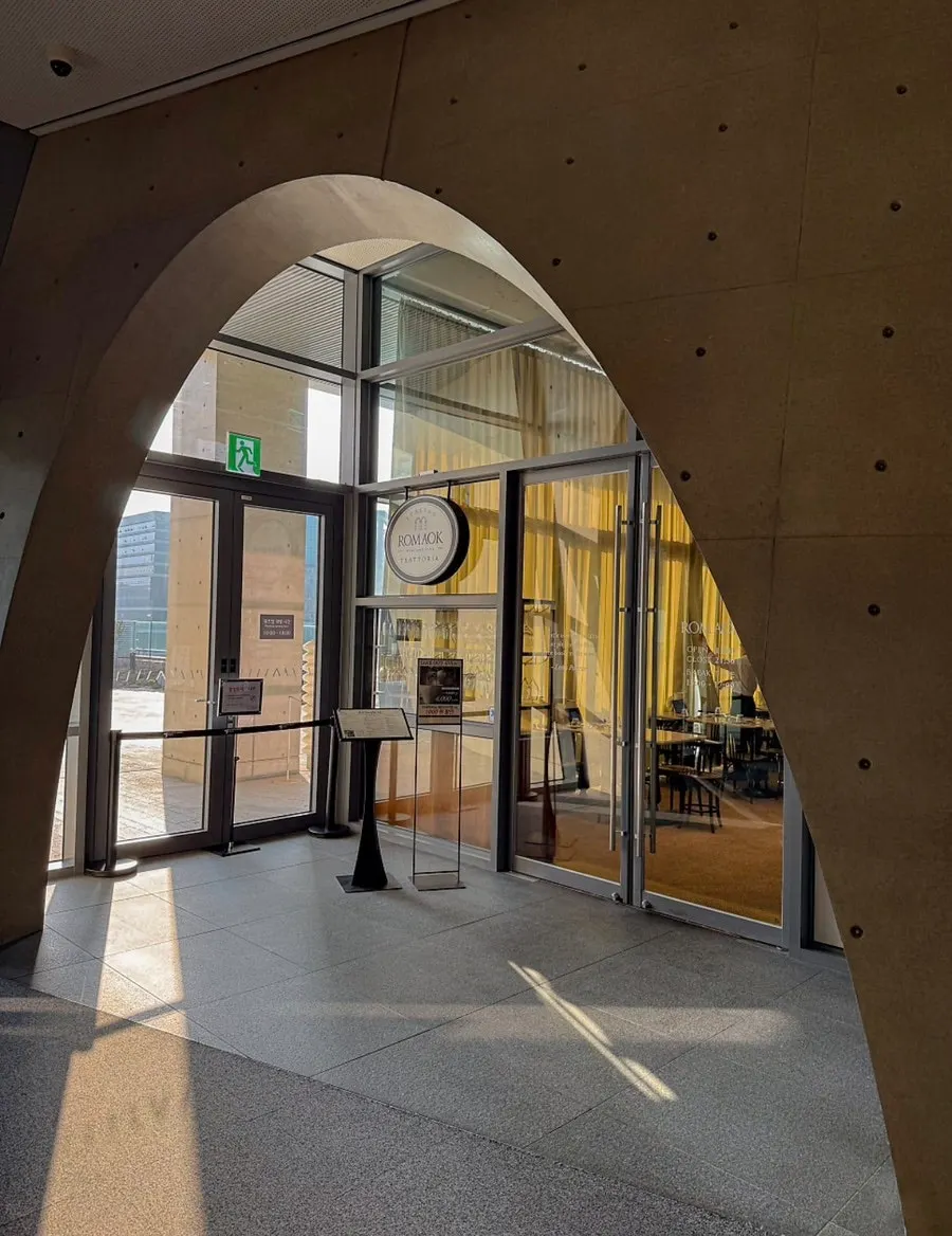 Vertical photo of the Romaok Magok entrance