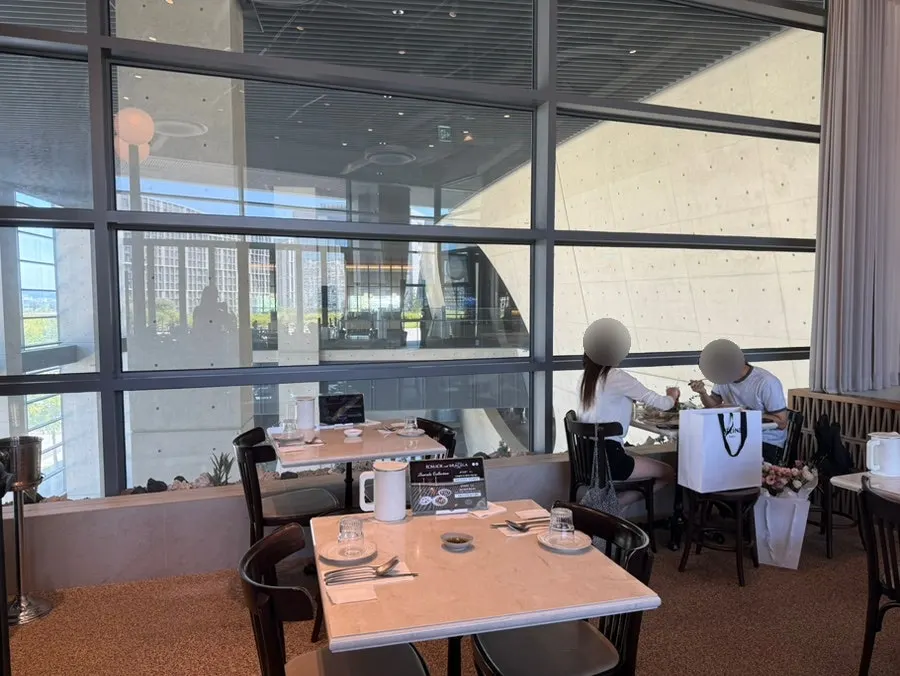 Table seat with the tablet ordering screen