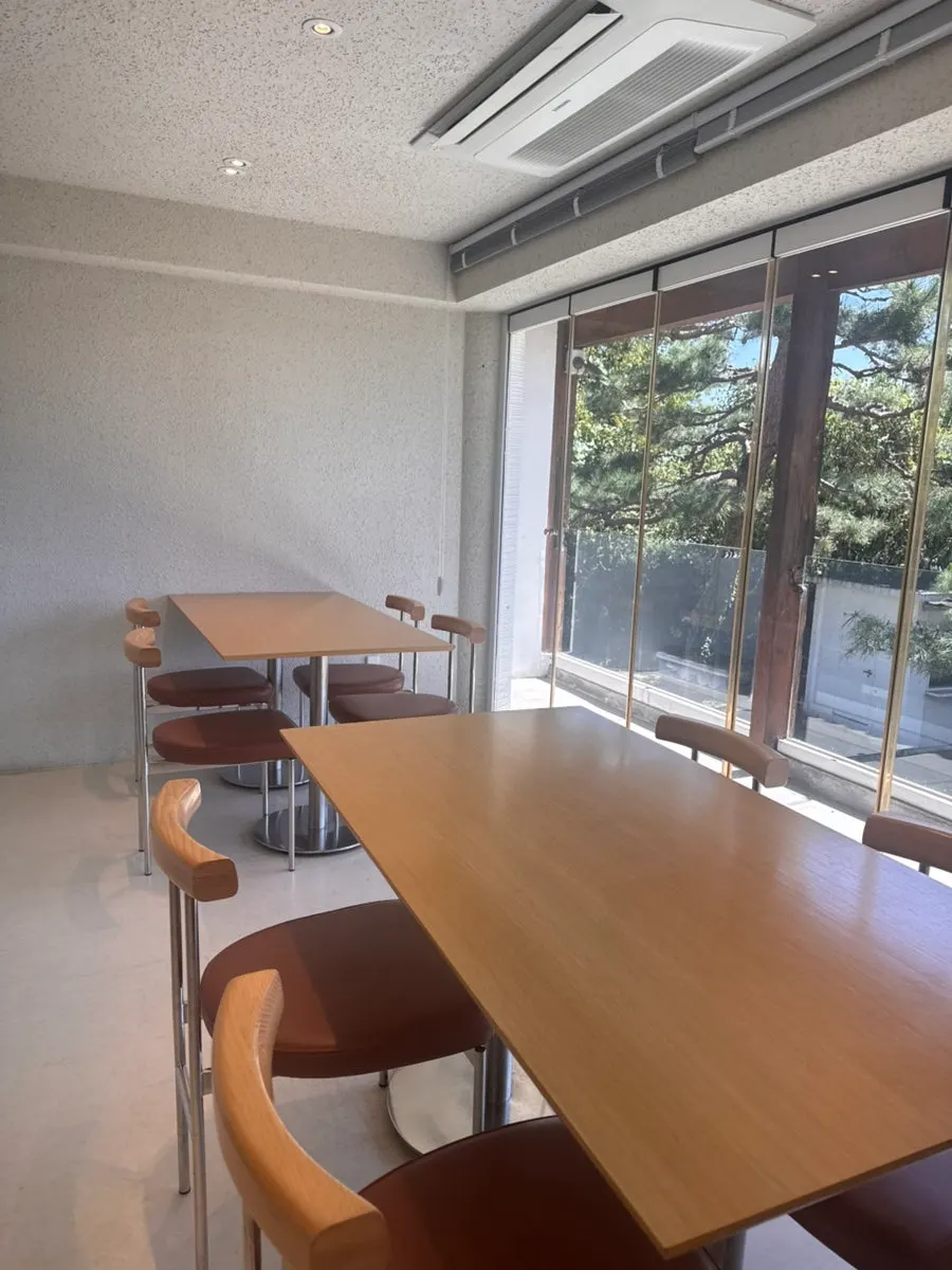 한강이 내려다보이는 카페 창가 자리