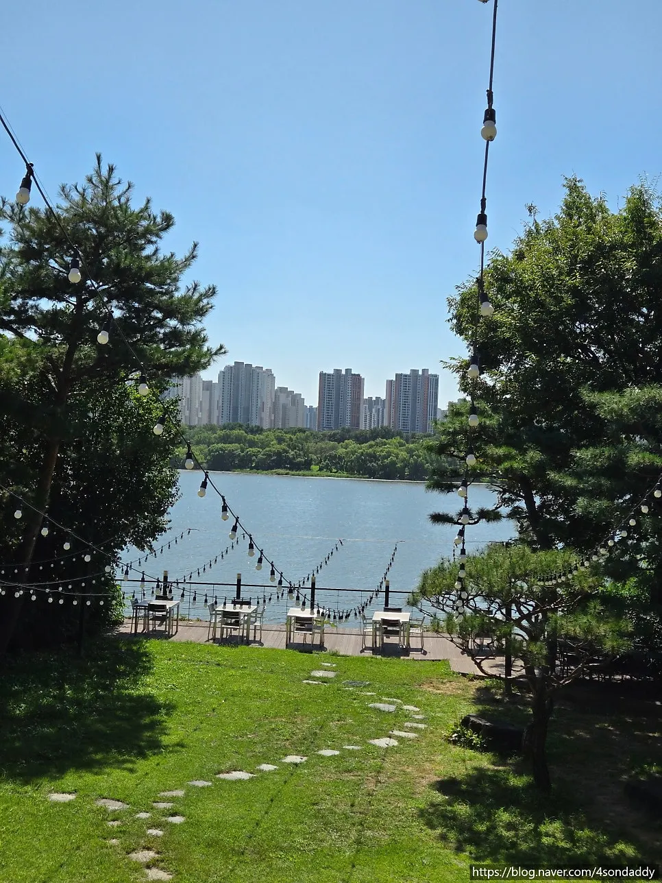 2층 카페 좌석과 마당 쪽 전망