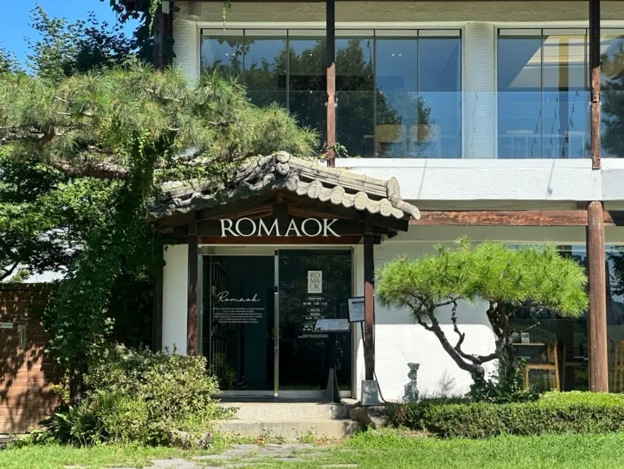 Romaok Riverside hanok building and garden view