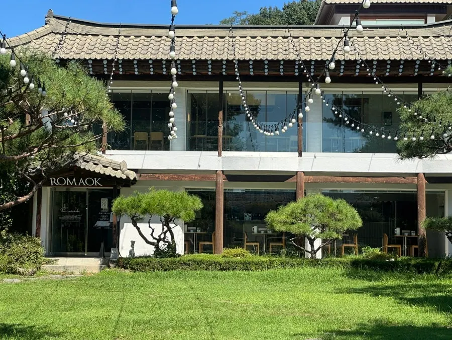 Outdoor wedding rental space at Romaok Riverside