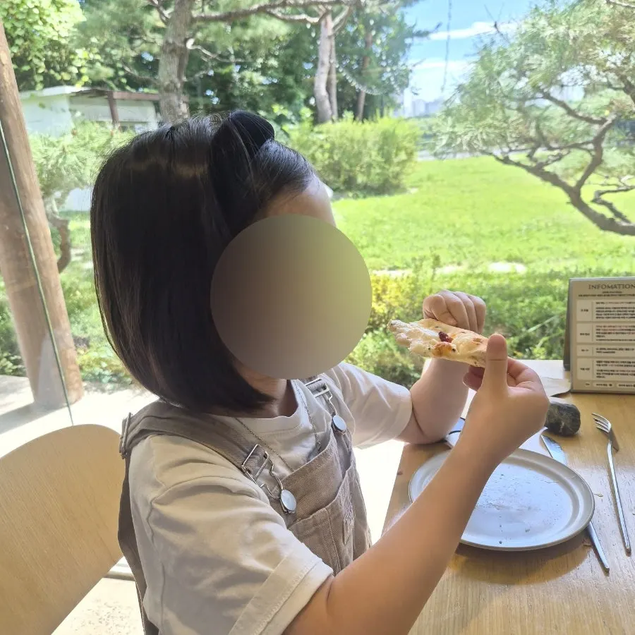 화덕에서 구운 고르곤졸라 피자