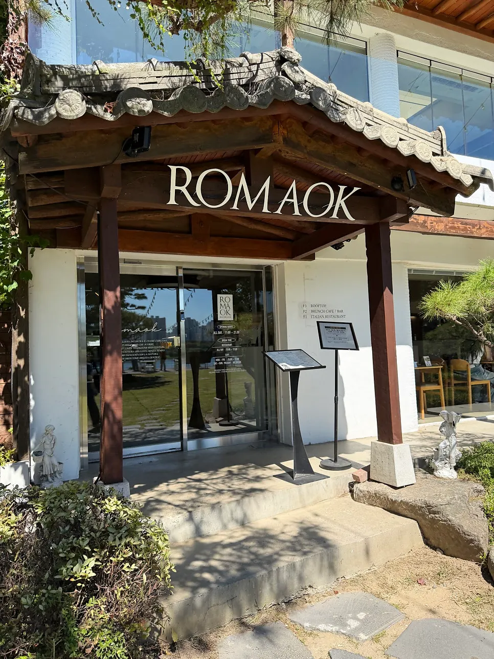 Store entrance near the Namyangju Han River Sports Park parking lot