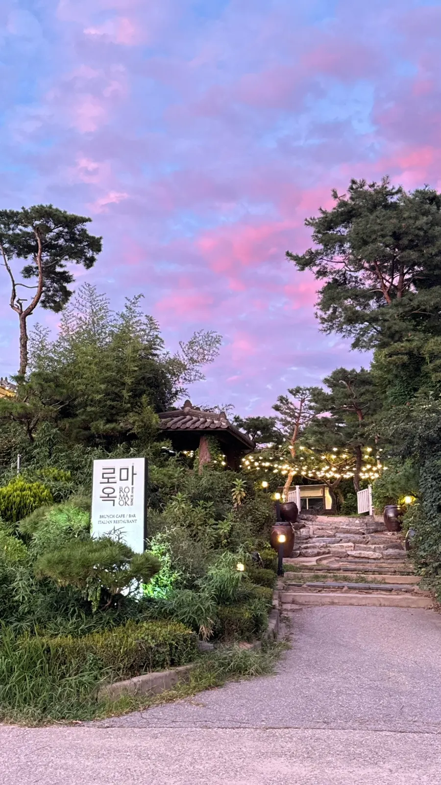 Romaok Riverside located right by the Han River