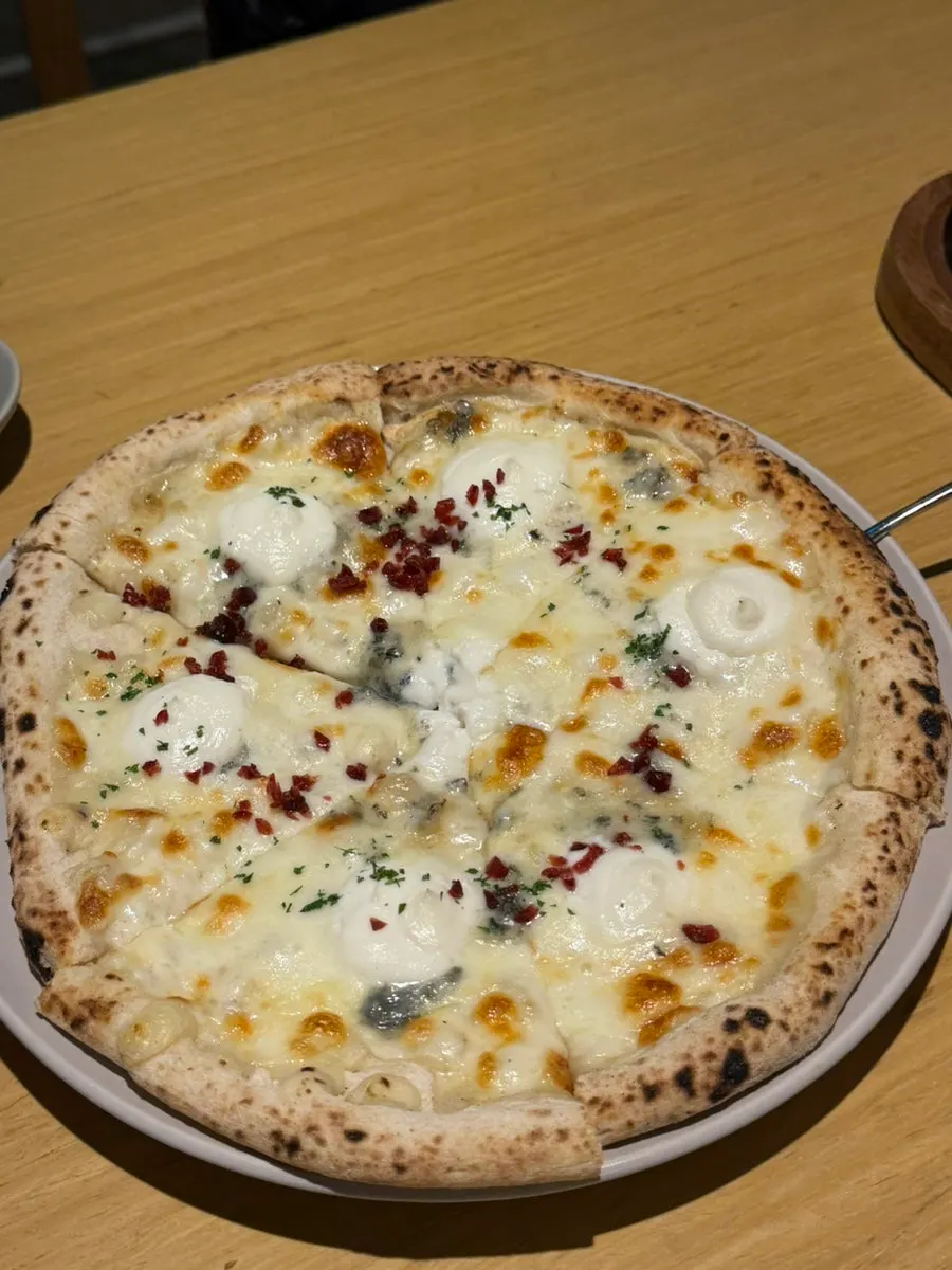 Gorgonzola pizza at Romaok Riverside